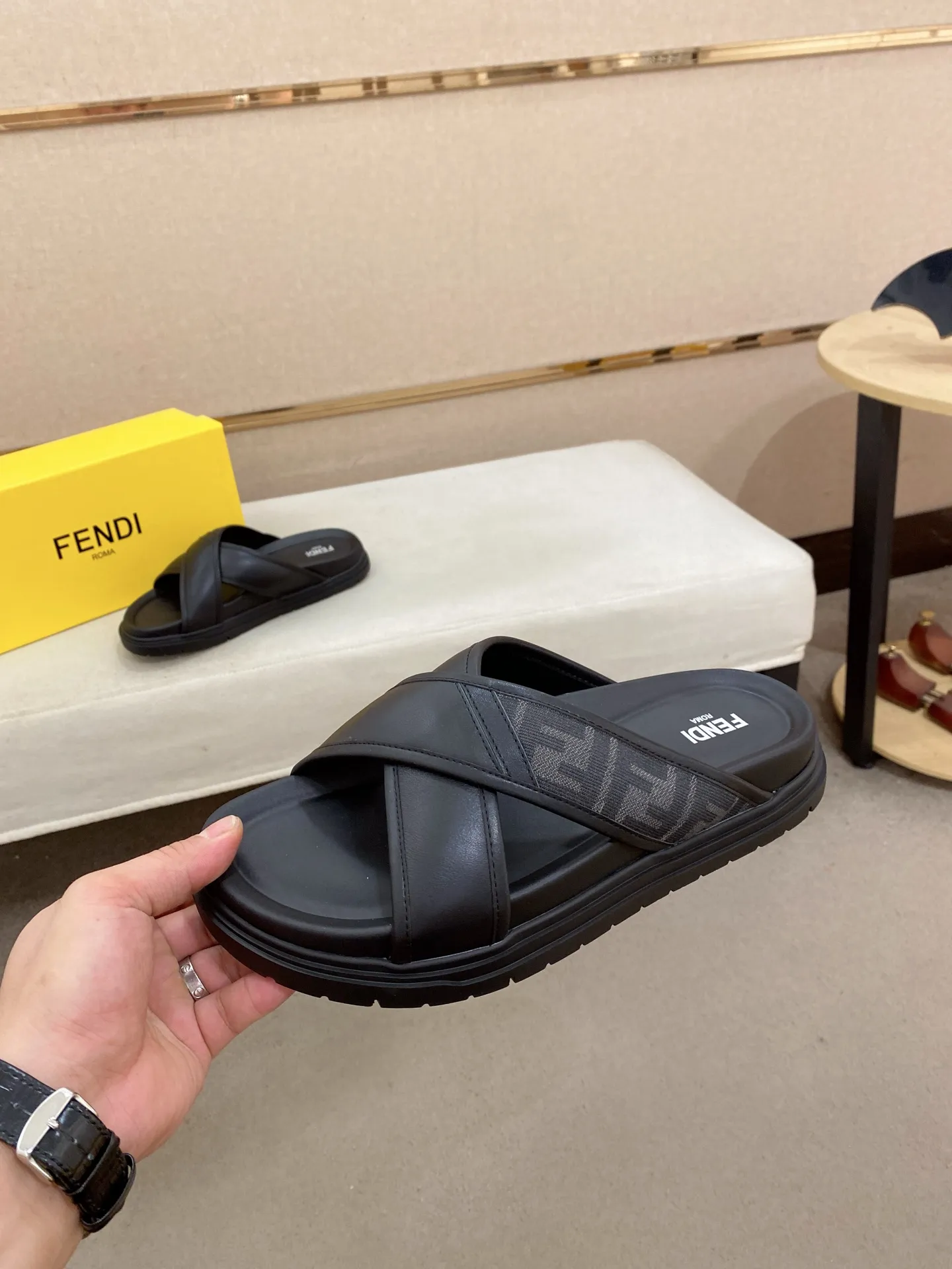 Factory price: 320💰 [Fendi Slippers] High-end brand of men's shoes, official website 1:1 latest masterpiece: original mold customization, the fabric is made of imported original materials, upgraded outsole, lighter and non-slip. The market's top quality, simple yet tasteful, a must-have for fashionistas, fashionable at your feet, full of confidence, the same style at the counter 👍The season of summer slippers is here. Code: 38-44 (45 is custom-made and cannot be returned or exchanged)